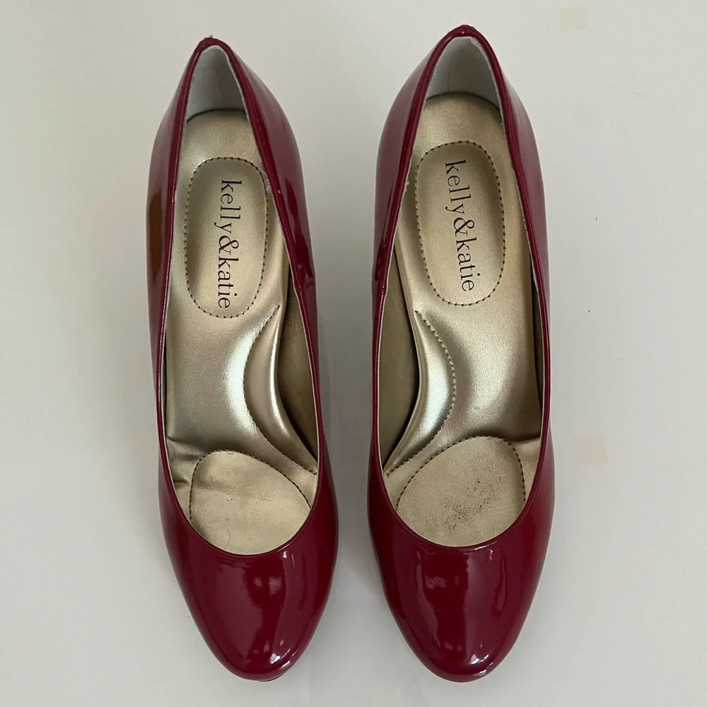 Kelly & Katie Glossy Burgundy Heels - Picture 2 of 7